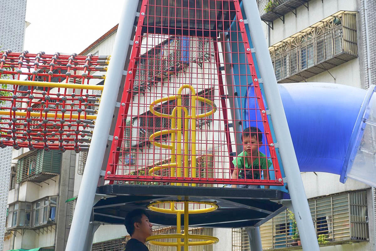 台北內湖｜康樂綠地：太空雙塔溜滑梯，二層樓高透明溜滑梯，攀爬直上訓練小朋友的握力，玩不停！