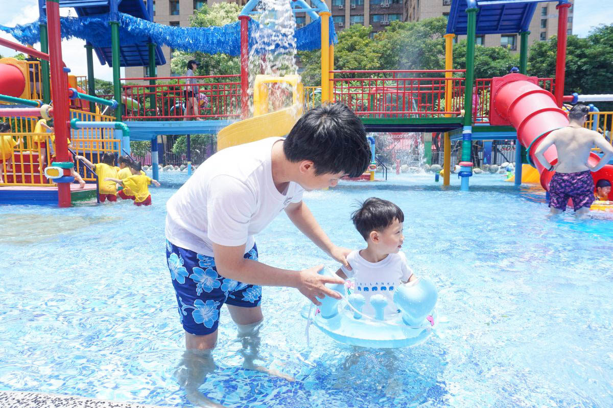 台北玩水親子景點》自來水園區(自來水博物館)～超好玩的水管溜滑梯戲水池、蛋糕噴池、幼童大童戲水區，好好拍的巴洛克建築！