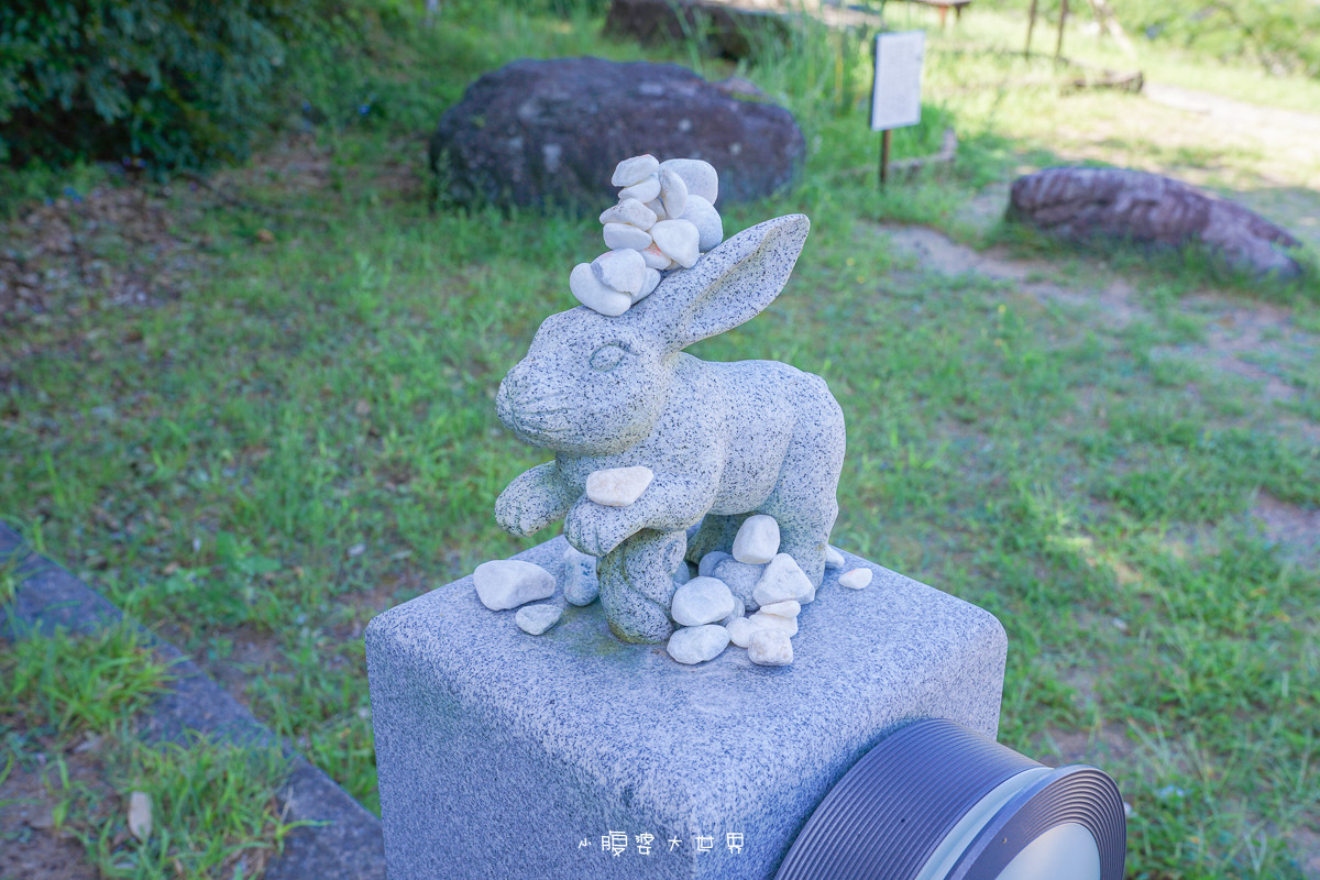 日本鳥取《白兔神社：白兔牽線結緣神社(戀人的聖地)，超可愛白兔御伴手禮，白兔與神的相遇，拿石頭丟到鳥居上祈求愛情～