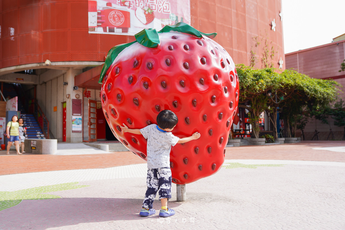 苗栗》免門票的草莓王國！大湖酒莊-草莓文化館，超好拍的滿滿草莓：三層樓草莓巨大地標、等人高草莓、草莓伴手禮應有盡有！