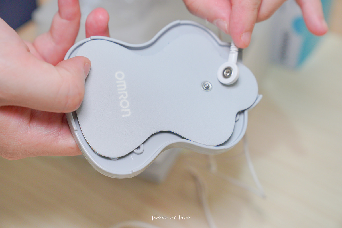 媽咪常備小幫手》日本製歐姆龍低週波治療器HV-F013:舒緩媽媽手.物理治療肌肉痠痛,小小一台方便攜帶，走到哪按到哪