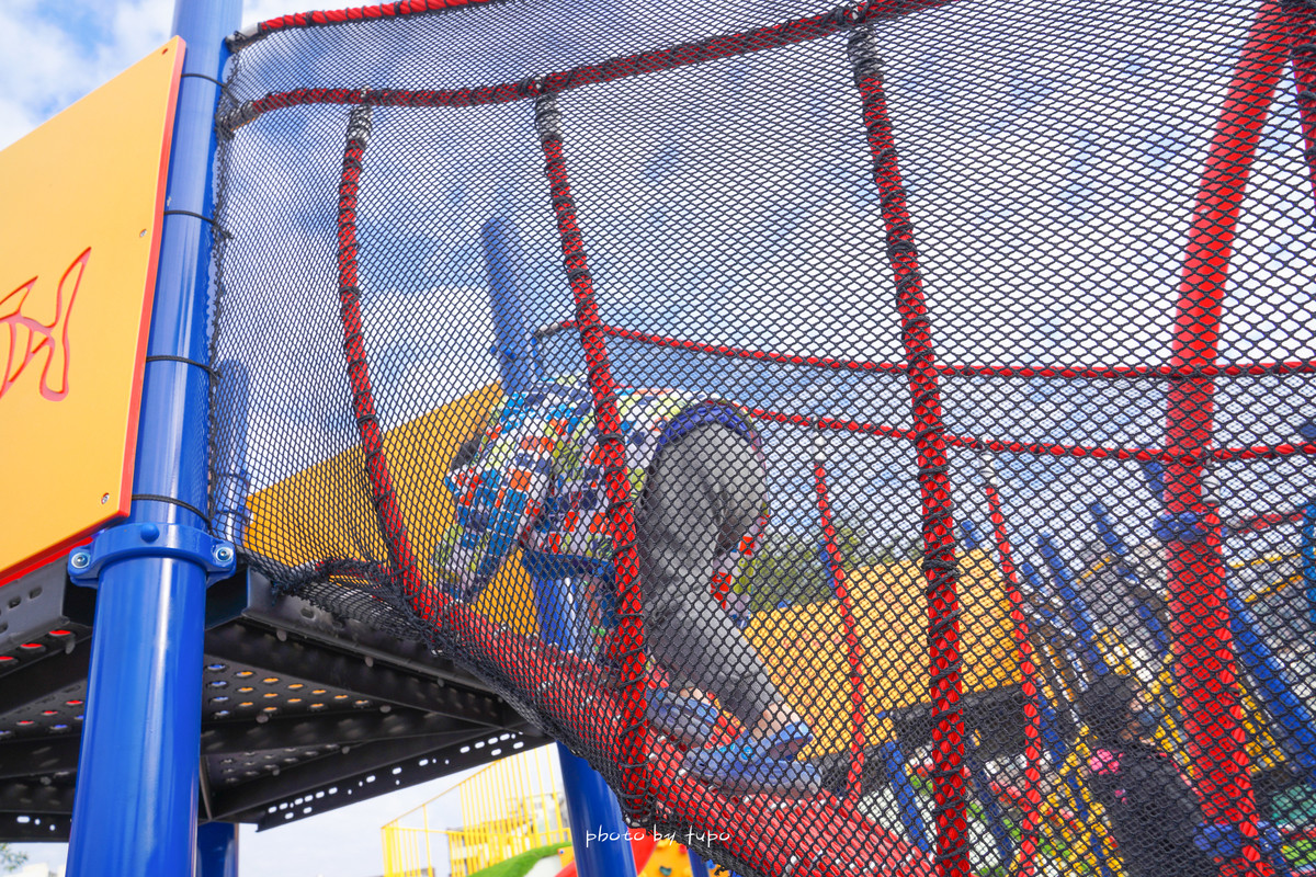 彰化特色公園》彰化市兒童公園大改版 ‼ 大放電的攀岩牆、攀爬網、樹洞、多人盪鞦韆、旋轉遊具、沙堆、玩水戲水池一次滿足。