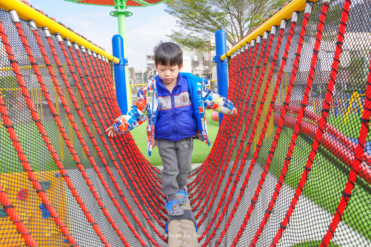 彰化特色公園》彰化市兒童公園大改版 ‼ 大放電的攀岩牆、攀爬網、樹洞、多人盪鞦韆、旋轉遊具、沙堆、玩水戲水池一次滿足。