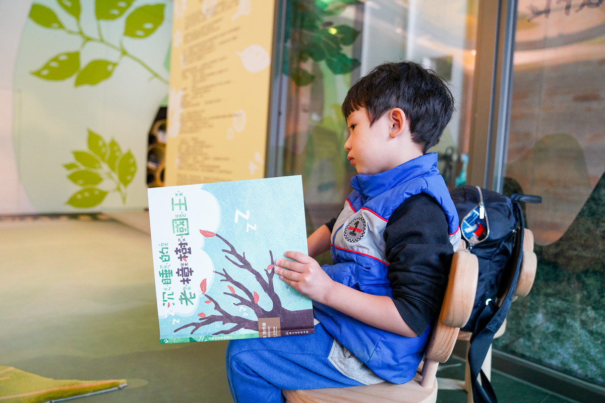 台北親子景點》台灣博物館-南門園區，超美小白宮🏛、一起進入童話故事吧！ 免費畫畫、挖化石，晴天下雨天銅板景點。