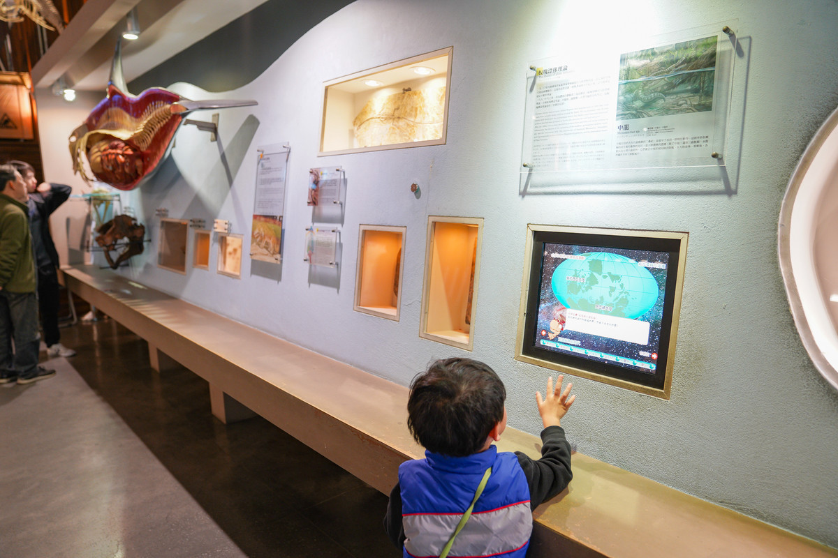 台北親子景點》國立臺灣博物館(古生物館)：門票30元，挑高三層樓羅馬建築、金庫探險、巨大恐龍化石、恐龍3D彩繪牆，多款互動小遊戲～好拍的雨天景點備案