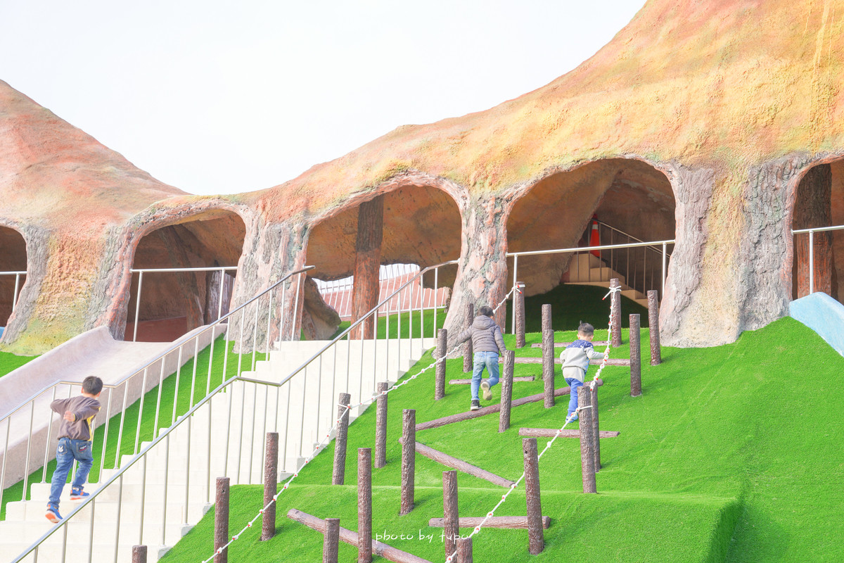 苗栗竹南景點》獅山親子公園-火炎山主題公園：火炎山溜滑梯、蘑菇屋、鳥巢鞦韆，玩沙玩水好好玩