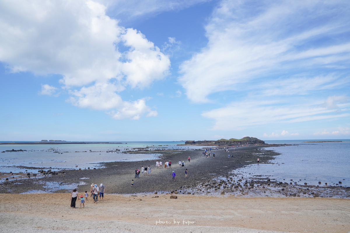 澎湖必訪景點：奎壁山地質公園(摩西分海)～須注意潮汐(建議放行前20分抵達)，才可以拍出最美分海實況。