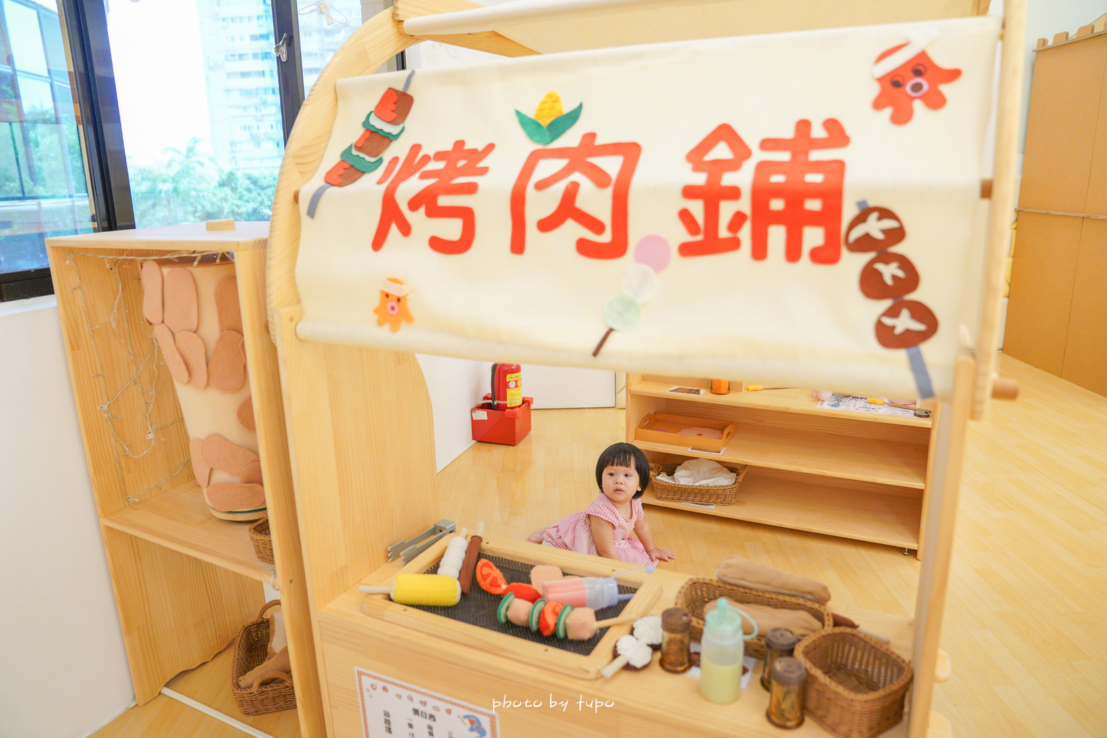 台北免費親子景點：松山親子館，中秋節必備烤肉舖、獨木橋、益智玩具、角色扮演、音樂玩具都好玩！