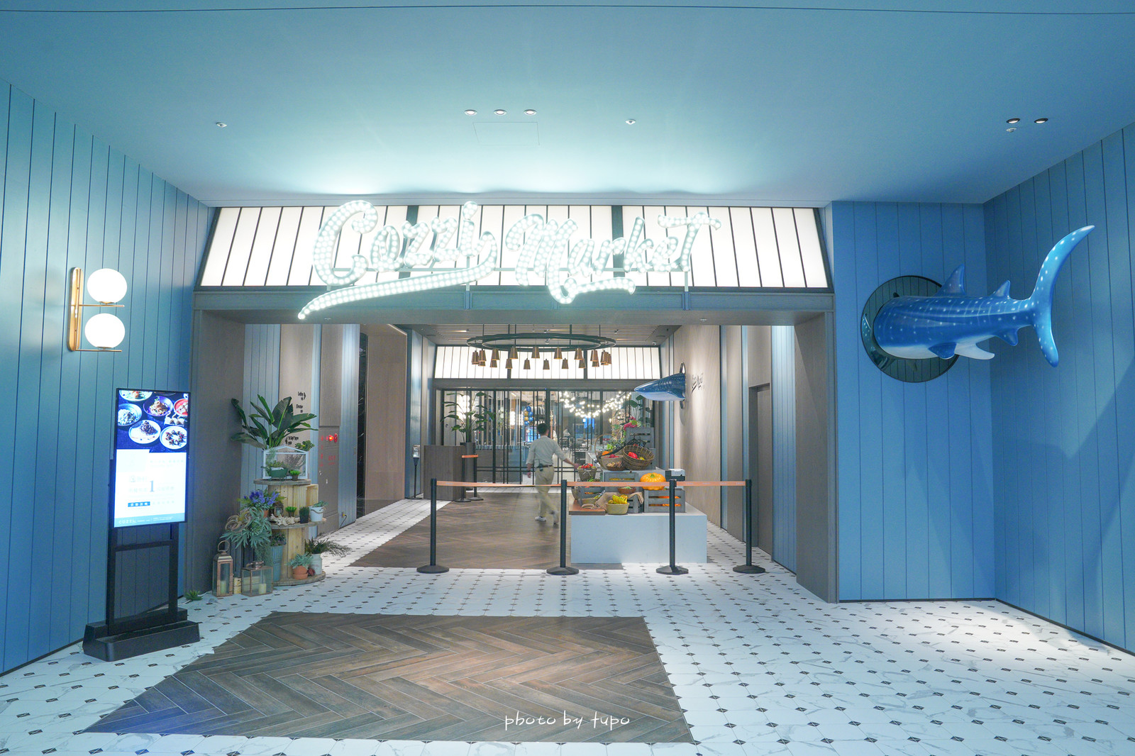 桃園住宿｜COZZI Blu和逸飯店桃園館，海洋風格雙床浴缸房寬敞舒適，交通便利，還有可愛的企鵝機器人呢～
