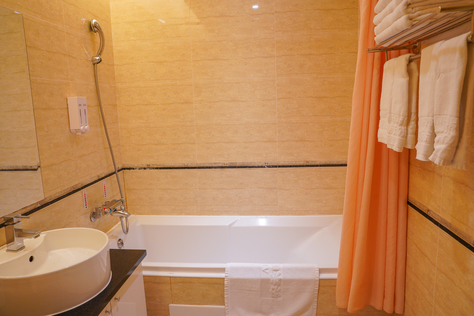 羅東夜市住宿推薦》安禾時尚旅館，羅東火車旁的平價住宿，可使用旅遊補助，到夜市五分鐘，房間乾淨有浴缸！