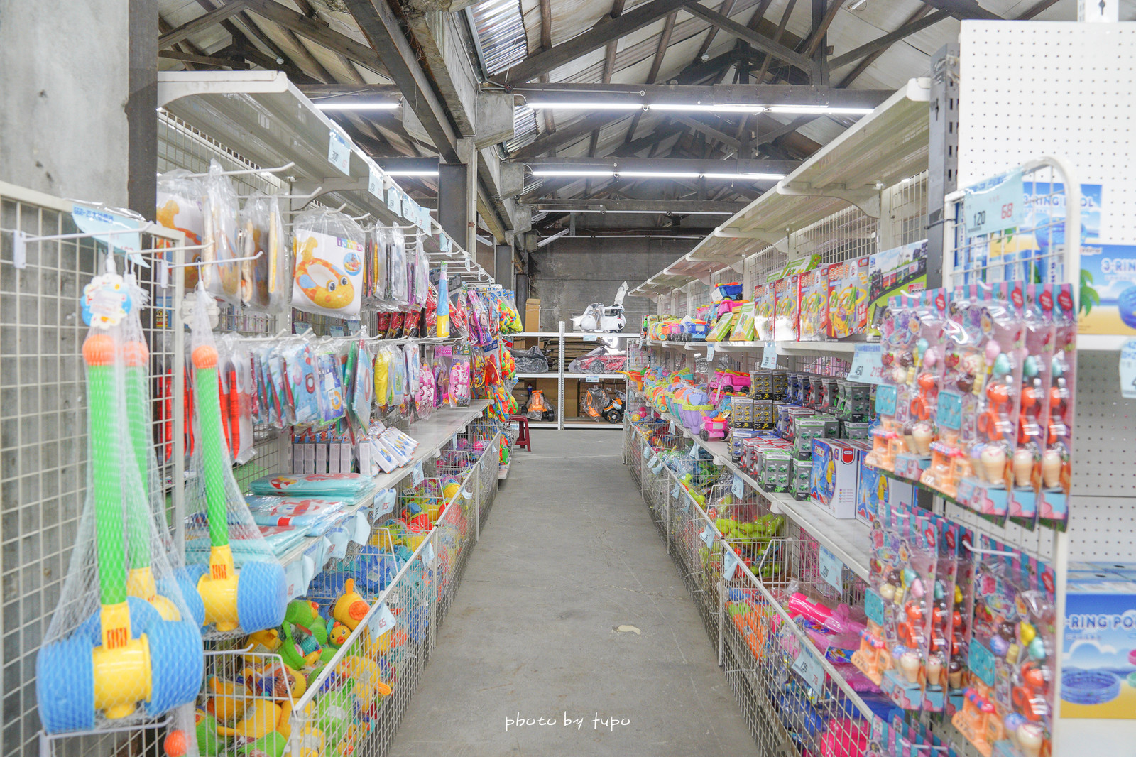 彰化新景點》花鹿鹿玩具倉庫，中部最新玩具倉庫新開幕，佔地超過200坪，萬件玩具，聖誕節交換禮物，寶寶玩具優惠都在這！