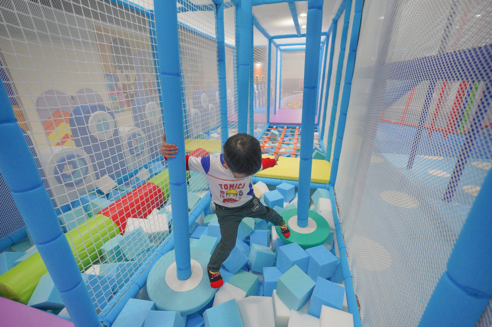 新北淡水景點》勇闖歡樂島，淡水福容大飯店室內300坪二層樓遊樂設施，六大主題：攀爬迷宮、賽車、彈跳床、彩虹溜滑梯，超級放電玩到流汗。
