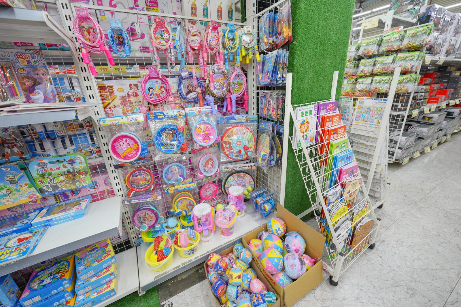 台中玩具店》春日部玩具批發超市～多款百元玩具，CP值超高的150坪玩具超市，通通都是批發價