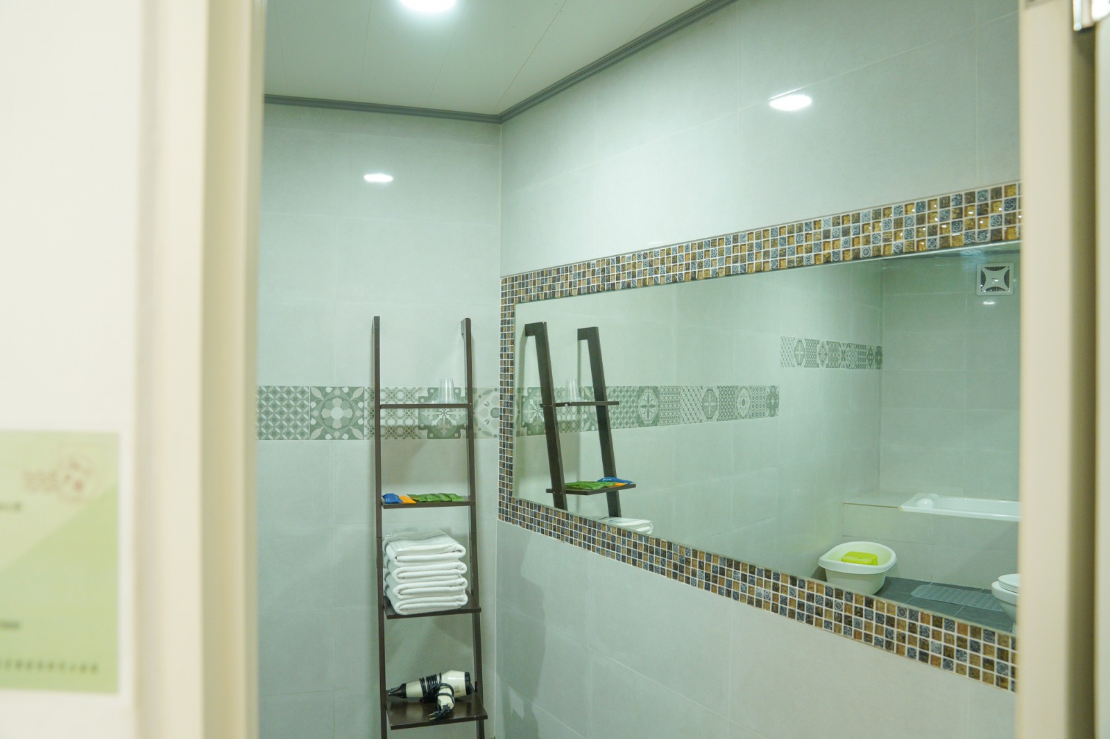 南投竹山住宿 知竹常樂主題民宿 竹山鎮中心哈利波特交誼廳 房間乾淨還有大浴室 提供腳踏車和可愛的小朋友拖鞋 小腹婆大世界