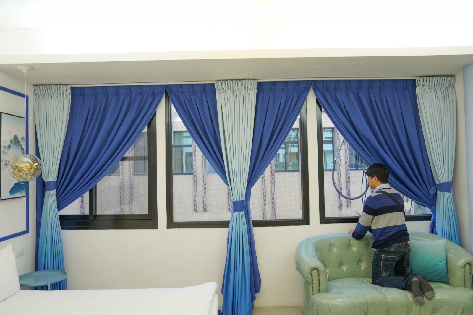 南投竹山住宿 知竹常樂主題民宿 竹山鎮中心哈利波特交誼廳 房間乾淨還有大浴室 提供腳踏車和可愛的小朋友拖鞋 小腹婆大世界