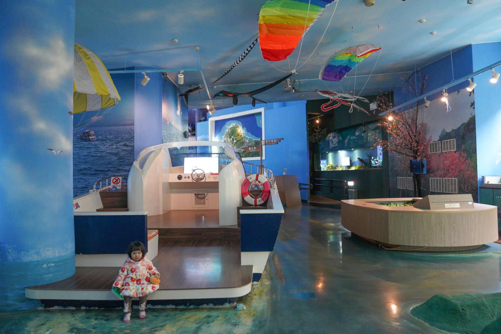 新北親子景點》北海岸遊憩探索館:巨大潛水艇,體驗開快艇和衝浪,白沙灣旁的親子室內景點