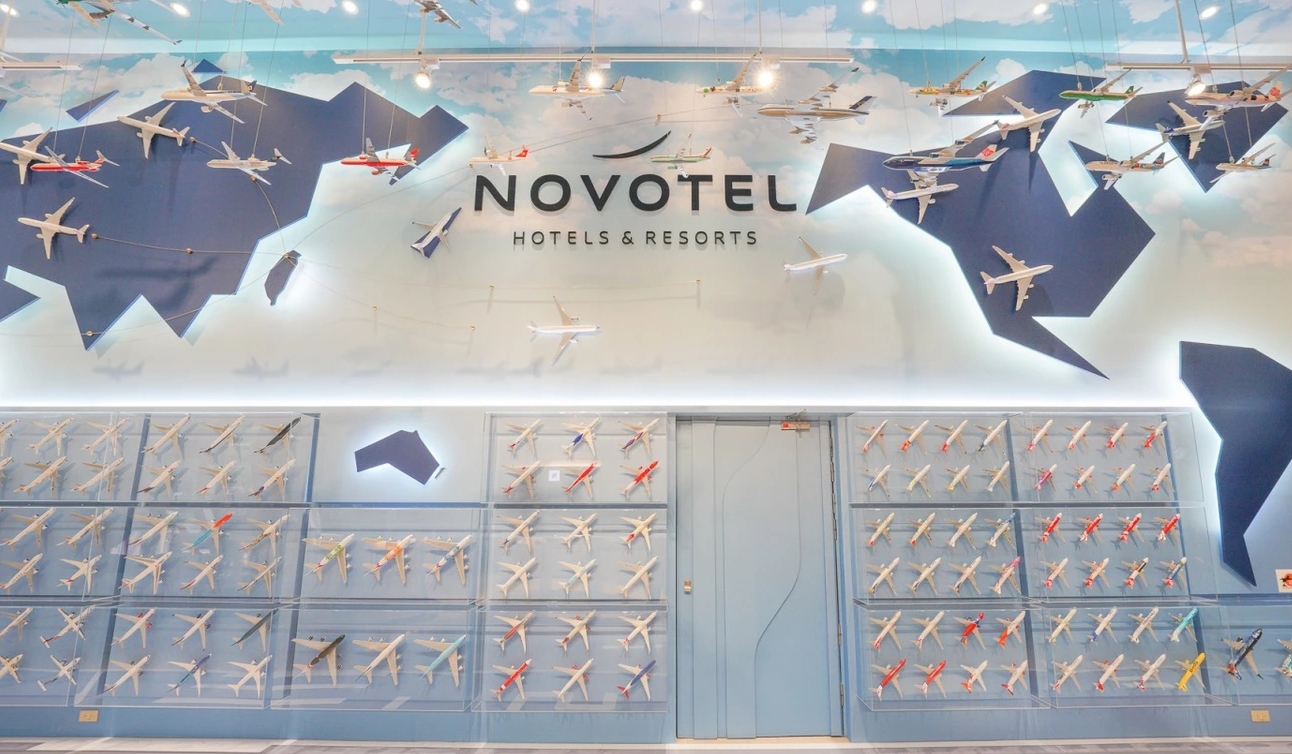 桃園住宿》華航諾富特飯店 Novotel Taipei，房間內就可以看飛機，16歲以下孩童免費加床及早餐 @小腹婆大世界