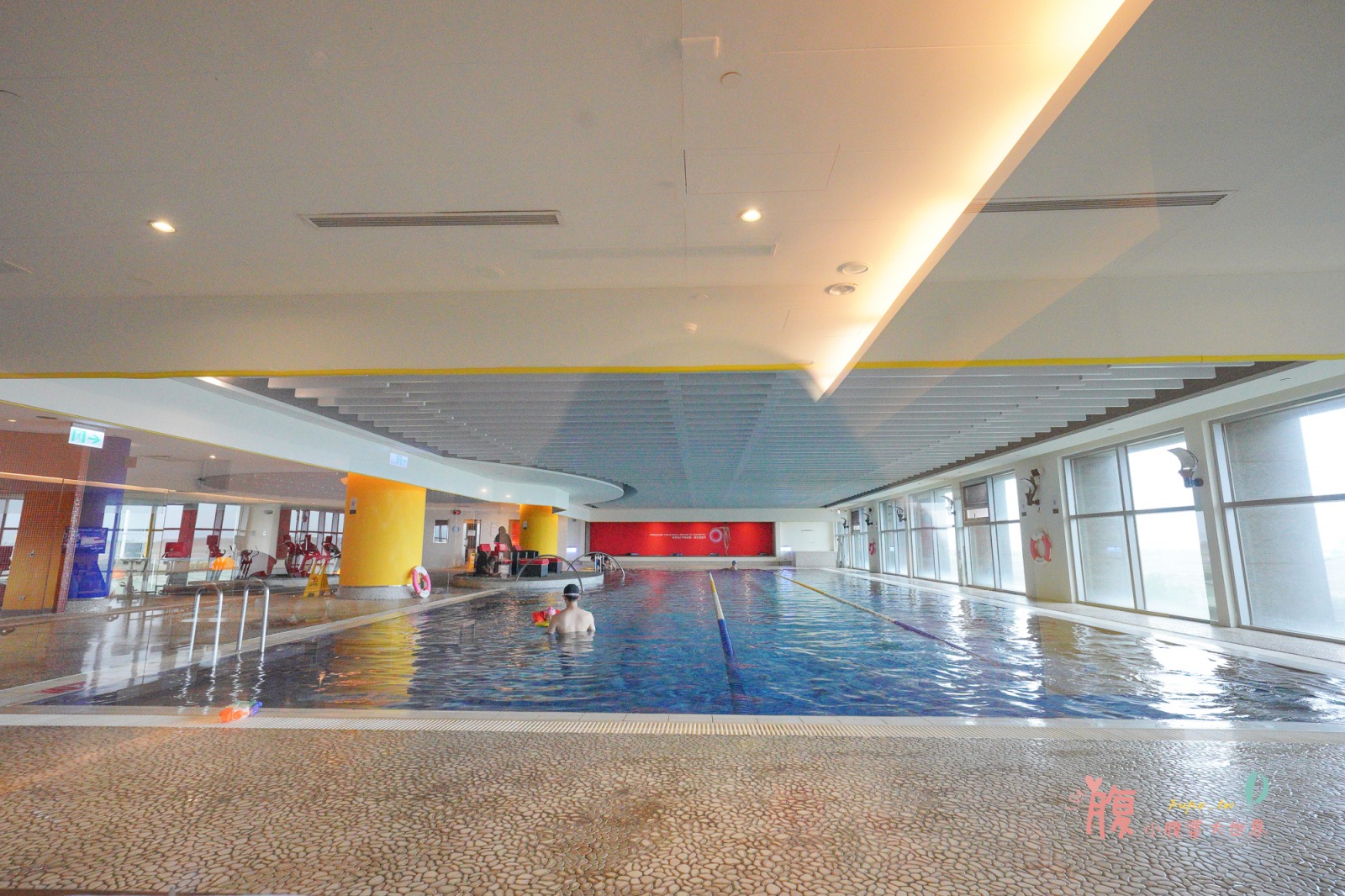 桃園住宿》在房間就可以看飛機！台北諾富特華航桃園機場飯店，未滿16歲可免費加床，還有室內游泳池和戲水池，超美跑道打卡點～