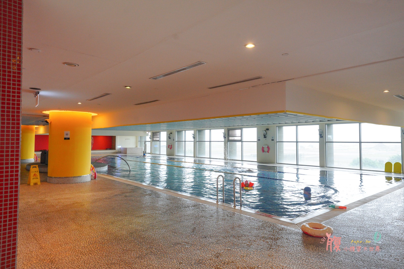 桃園住宿》在房間就可以看飛機！台北諾富特華航桃園機場飯店，未滿16歲可免費加床，還有室內游泳池和戲水池，超美跑道打卡點～