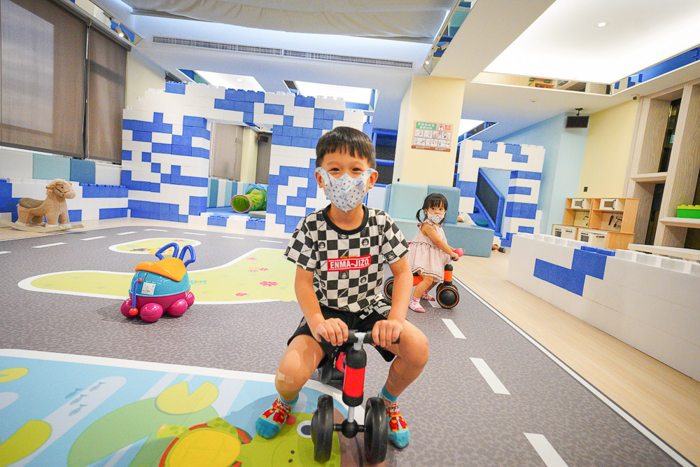 台中玩水住宿【水雲端旗艦概念旅館】房間內就有二層樓滑水道游泳池和KTV、最新親子遊戲區、免費宵夜