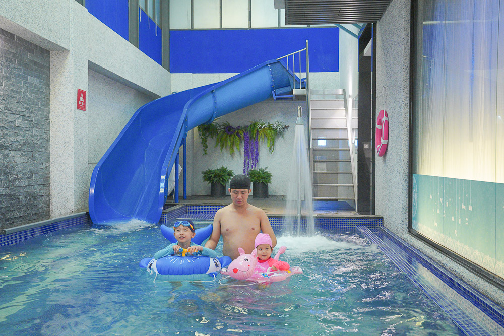 台中親子飯店》水雲端旗艦概念旅館，房間內就能玩二層樓滑水道游泳池和KTV、最新親子遊戲區、免費宵夜