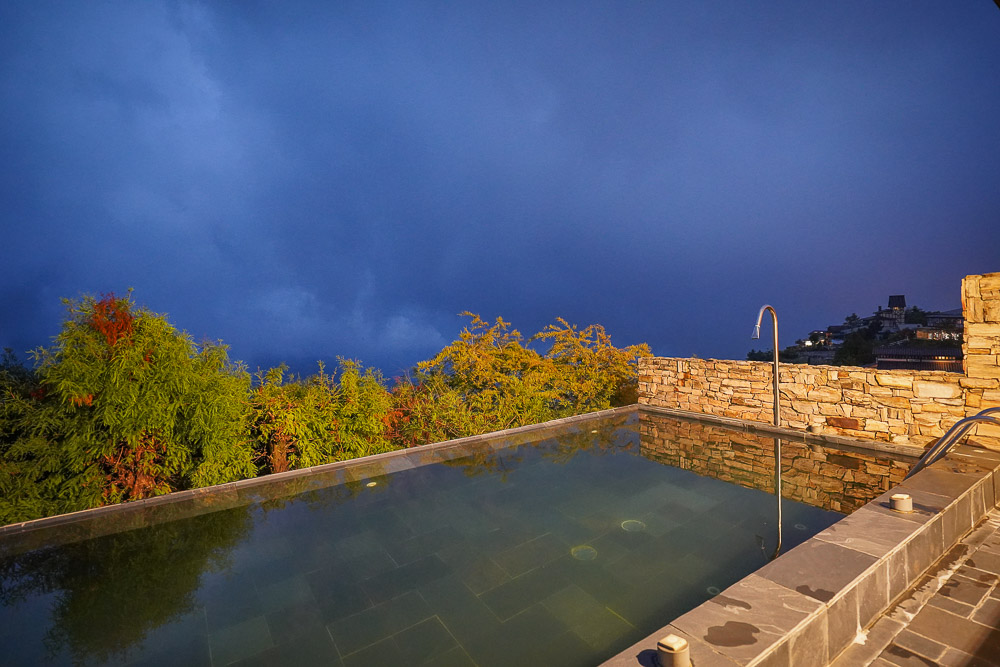 清境普羅旺斯玫瑰莊園 |清境住宿,超唯美溫水山嵐泳池Villa，躺著就可以欣賞綿延山嵐，晚上看滿天星空