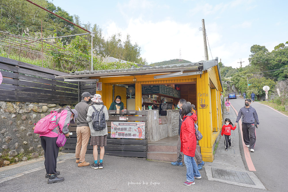 台北內湖景點》fufu coffee，草莓點心飲品專賣，必吃草莓香腸，一隻40元，假日要排隊
