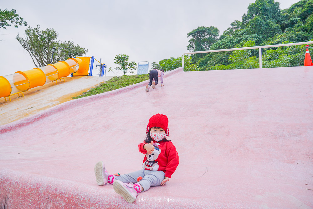 新北碧潭景點》灣潭親子公園，全台唯一銅板價搭船的公園，大碗公溜滑梯玩沙好好玩！