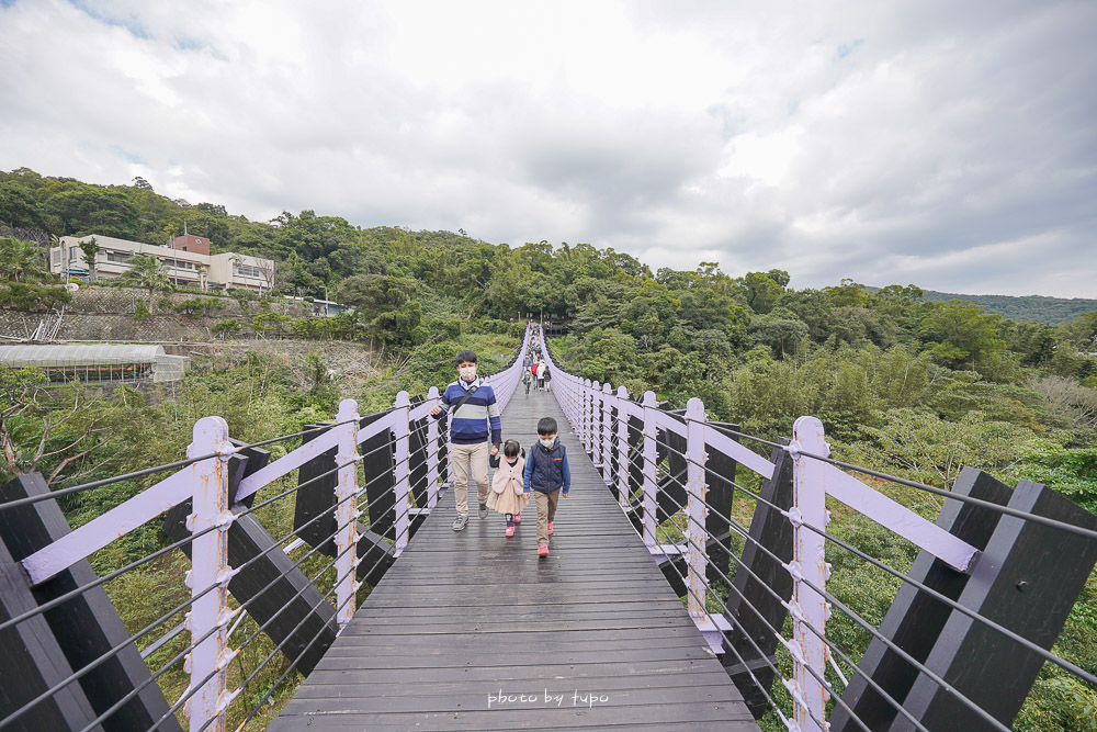 台北內湖景點》白石湖吊橋，全長116公尺的紫色吊橋，少見的無懸掛吊纜繩的隱形吊橋，適合踏青好走的步道 @小腹婆大世界