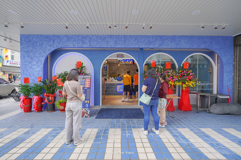 台東美食》藍蜻蜓速食專賣店2.0，變身獨棟藍色建築，菜單價位必點推薦，超夯排隊名店