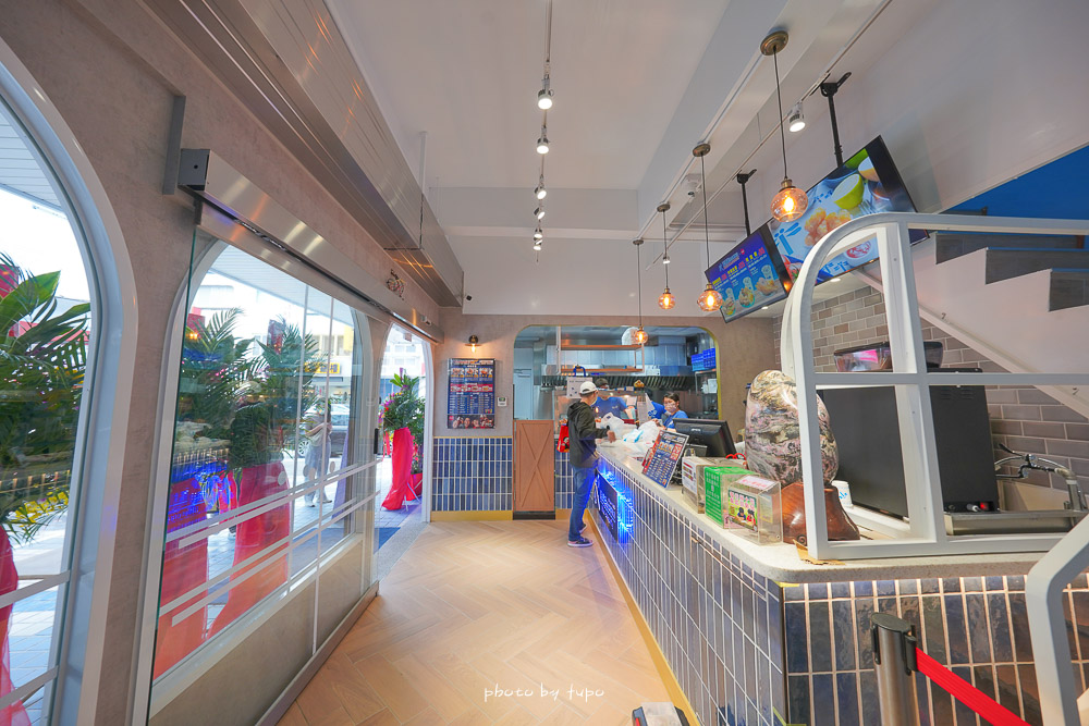 台東美食》藍蜻蜓速食專賣店2.0，變身獨棟藍色建築，菜單價位必點推薦，超夯排隊名店