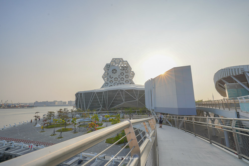高雄鹽埕景點》高雄流行音樂中心玩樂攻略，台灣最美的港灣碼頭，最新約會景點，順遊高雄展覽館。