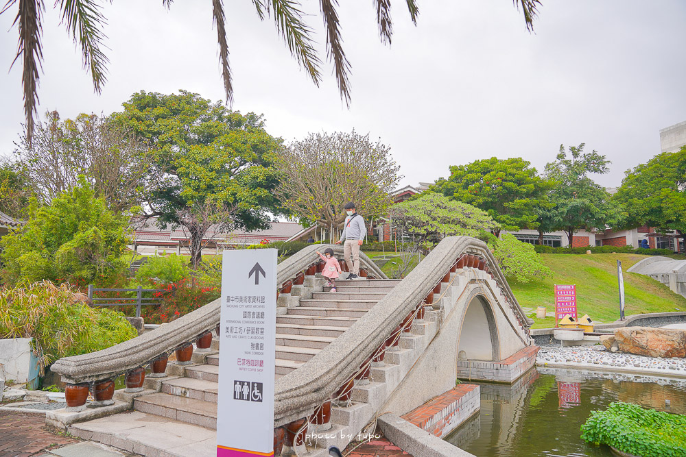 台中免門票景點》台中市港區藝術中心，古色古香的中國風庭園餵魚去