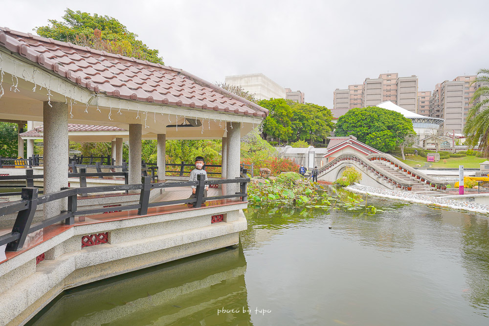台中免門票景點》台中市港區藝術中心，古色古香的中國風庭園餵魚去