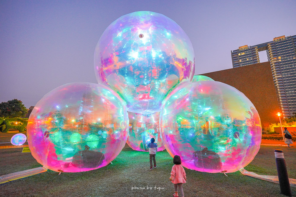 台中新景點「巨型彩虹泡泡」免費拍，展期至2022/2/28，點燈時間17:00~22:00