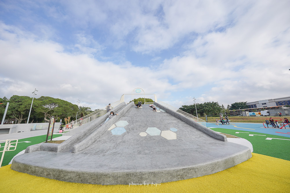 台北景點》台北新生公園，地球旅行遊戲場，二層樓飛機塔台溜滑梯，玩耍還可以看飛機