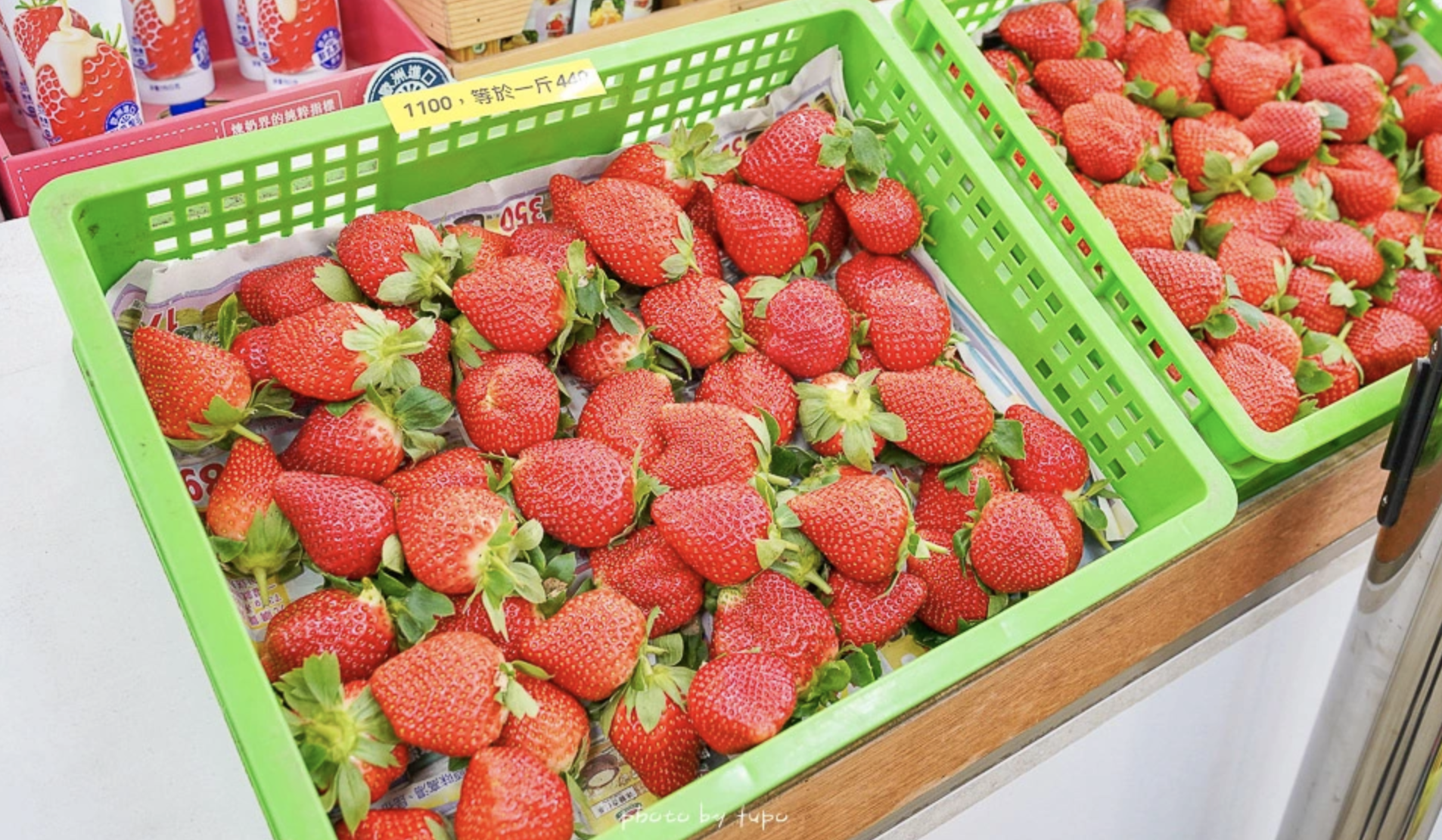 苗栗大湖採草莓》六合高架草莓農場，開放免費入園採草莓，巨無霸草莓、白草莓都有！ @小腹婆大世界