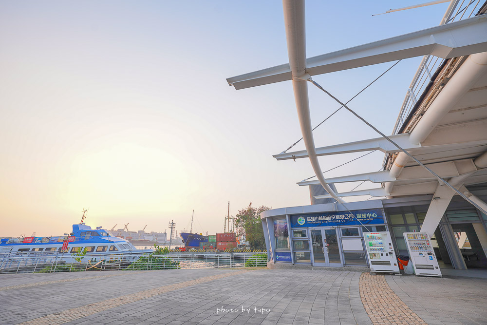 高雄景點》高雄展覽館、高雄22號碼頭、星光水岸公園、特色公園，台灣第一座臨港國際級會展中心。