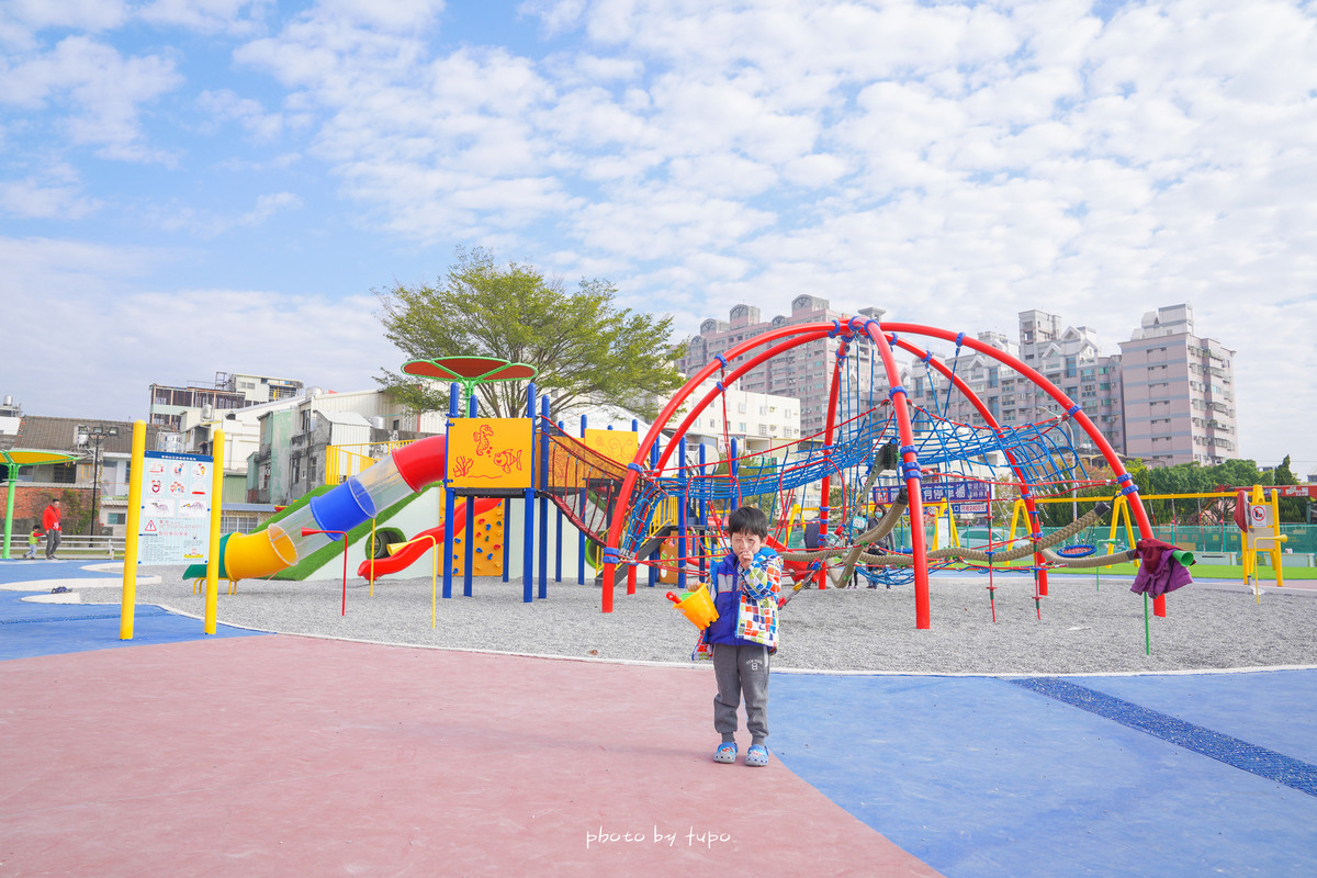 彰化特色公園》彰化市兒童公園，繽紛的親子遊戲城堡公園、免費玩沙玩水放電的親子景點 @小腹婆大世界