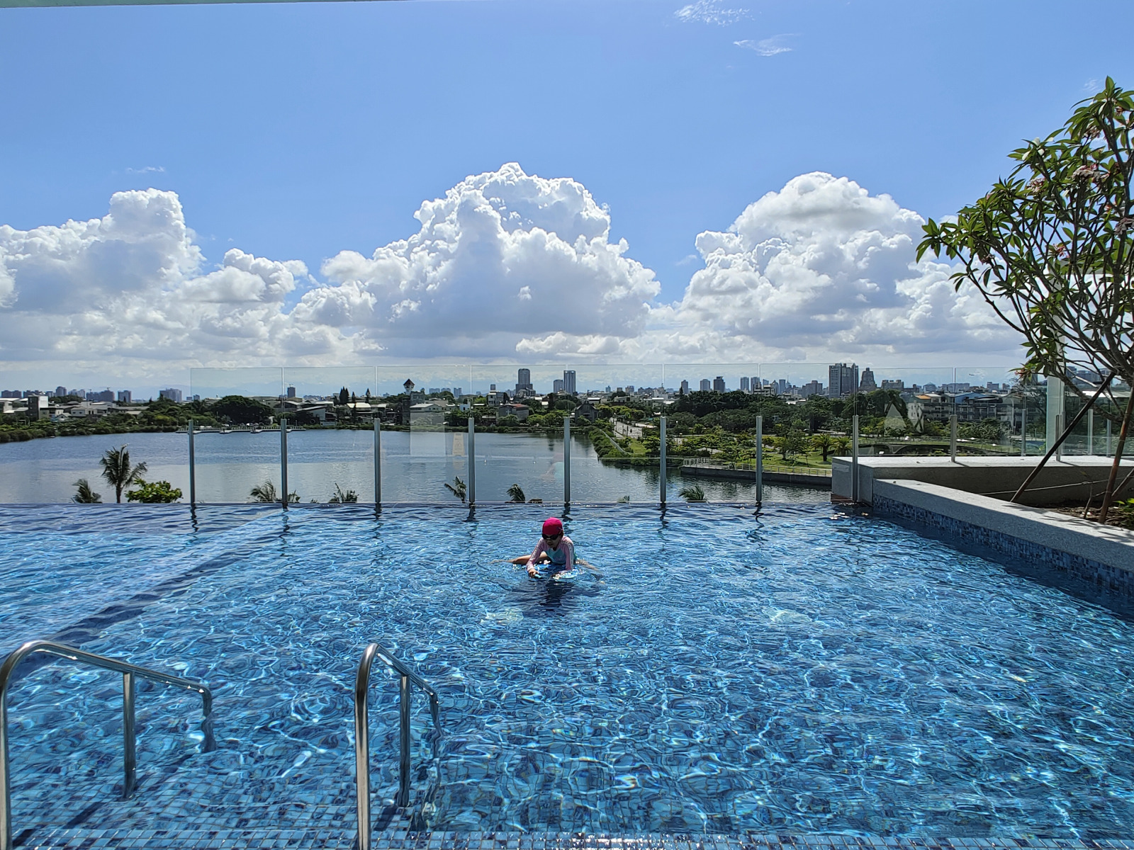 台南最新住宿》安平福爾摩沙遊艇酒店，台灣唯一有遊艇碼頭酒店，超美無邊際泳池