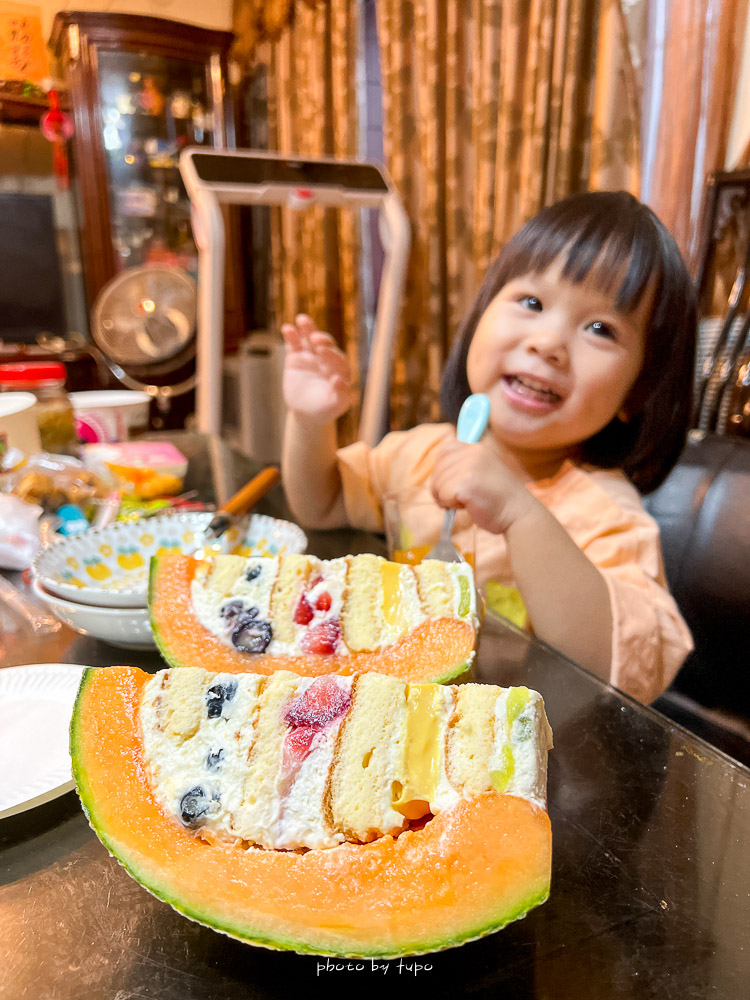 台北哈密瓜蛋糕》槑愣哈密瓜蛋糕，一整顆網紋哈密瓜切開裡面竟然是水果蛋糕