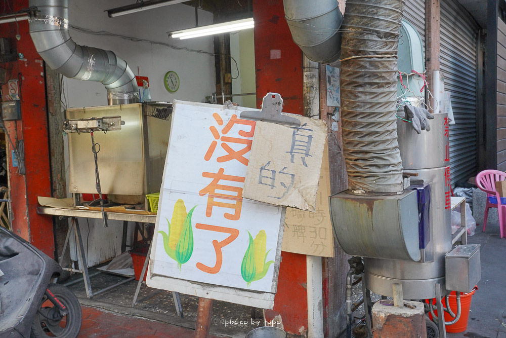 嘉義東區》阿婆烤玉米好吃嗎？還沒開門就排隊，炭火直烤生玉米，厚醬版烤玉米