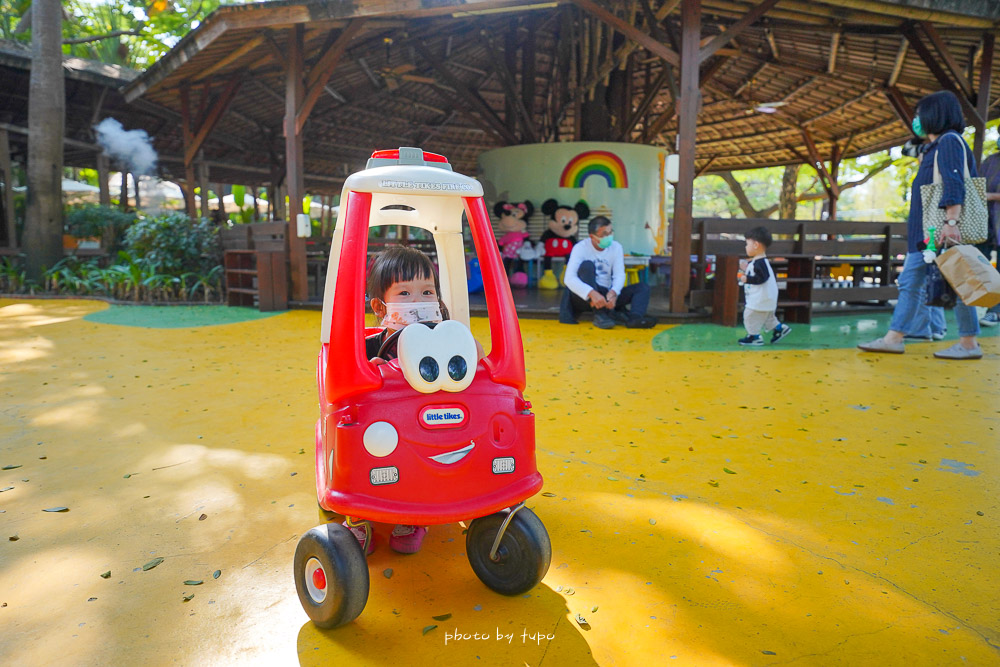 高雄淨園農場全新改版2.0，目前沒有小動物，可以追飛機、兒童遊戲區、小火車、峇里島餐廳