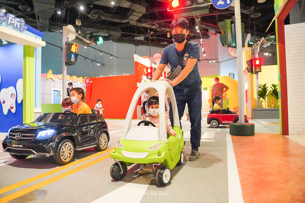 高雄科工館B1F》Fun城市展示廳，暢玩11個都市主題互動區，還可以到交通公園開車車！