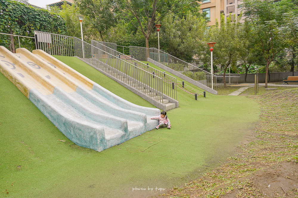 板橋親子景點》富貴綠地公園，超可愛小小兵溜滑梯