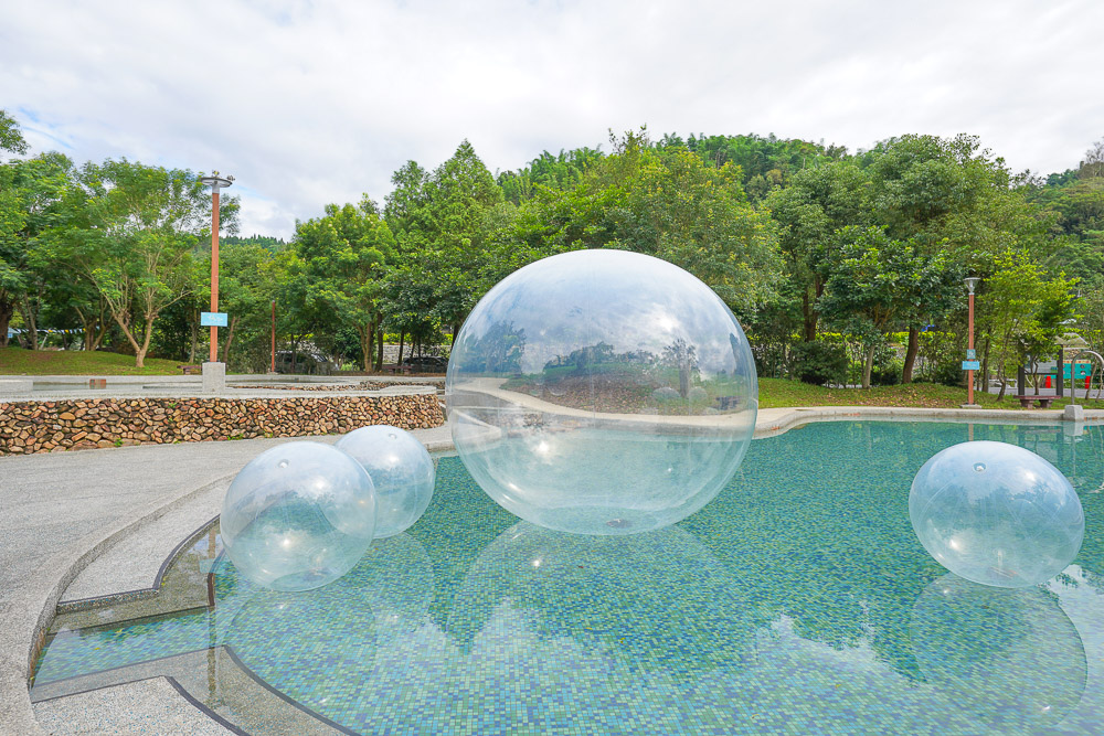 南投玩水景點》埔里淘米親水公園，水上巨大泡泡，天然山泉水戲水池免費玩