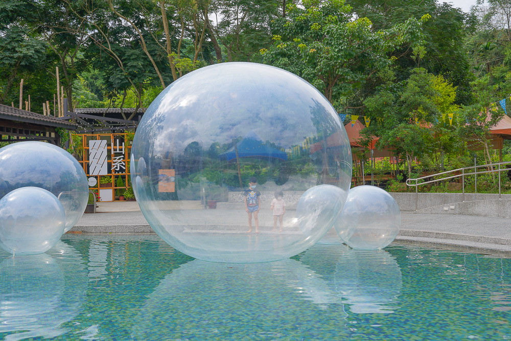 南投玩水景點》埔里淘米親水公園，水上巨大泡泡，天然山泉水戲水池免費玩