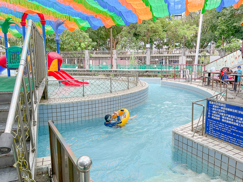 台北玩水景點》玉成公園，鯨魚玩水公園、玉成游泳池銅板價漂漂河划水道可以玩半天