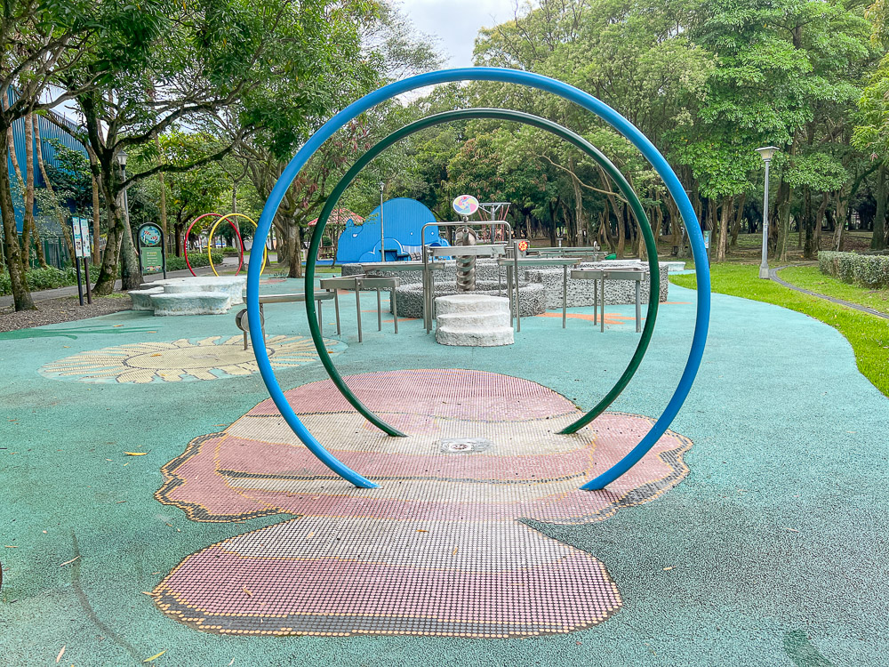 台北玩水景點》玉成公園，鯨魚玩水公園、玉成游泳池銅板價漂漂河划水道可以玩半天