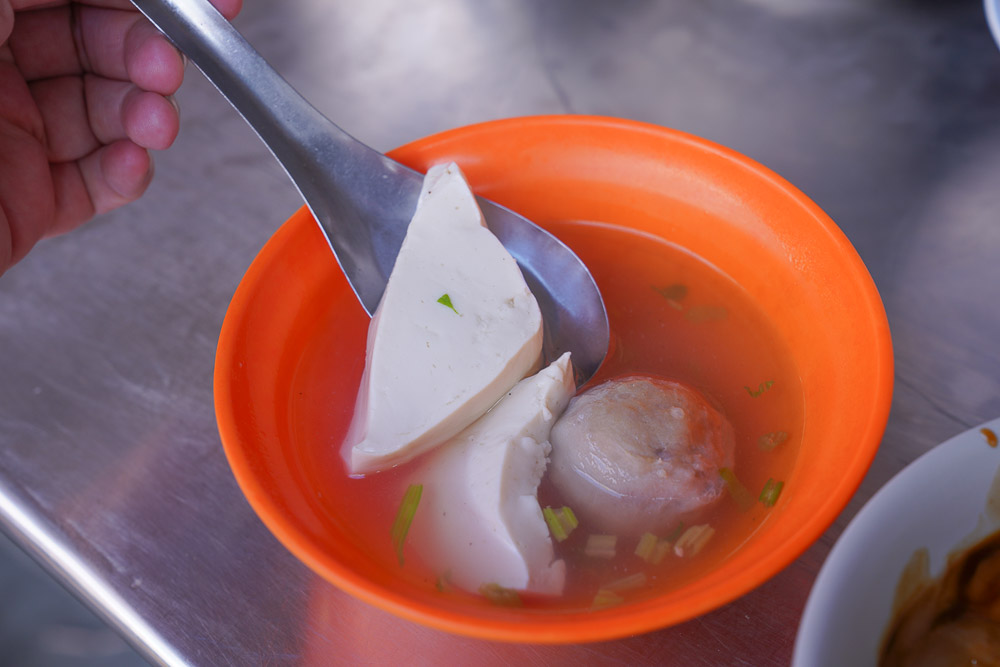 竹山美食》百年廟口肉圓，傳承四代百年肉圓，一顆肉圓30元，就愛吃軟豆腐